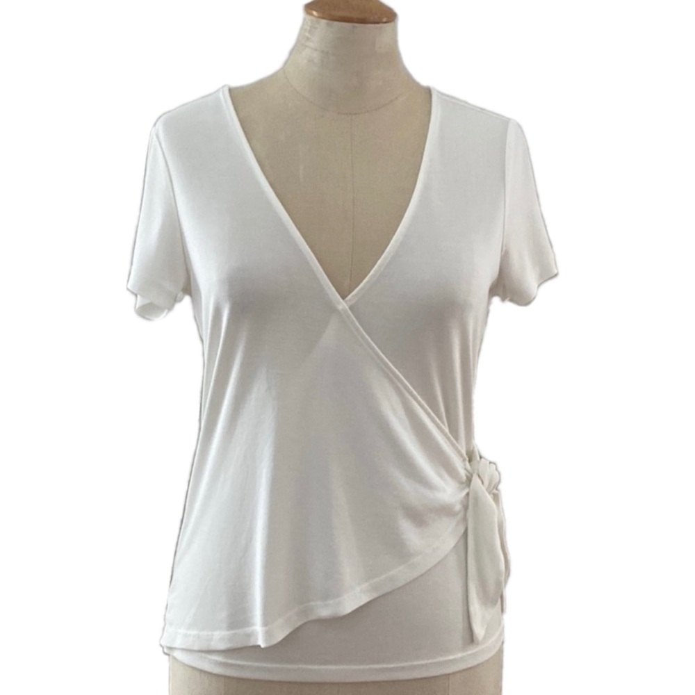 Lucky Brand 🍀 short sleeved ivory v neck top with wrap style & side tie. Size S